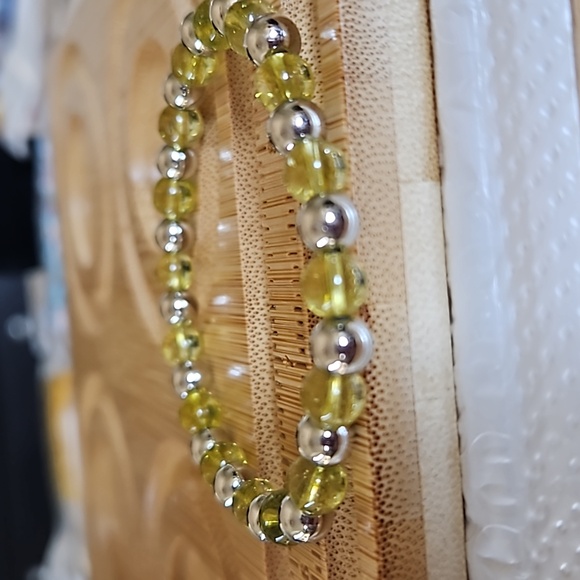 Peridot & silver beaded stretch bracelet - Picture 2 of 4